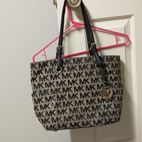 Gently used mk purse